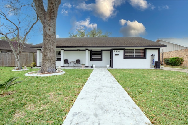 single story home featuring a front lawn