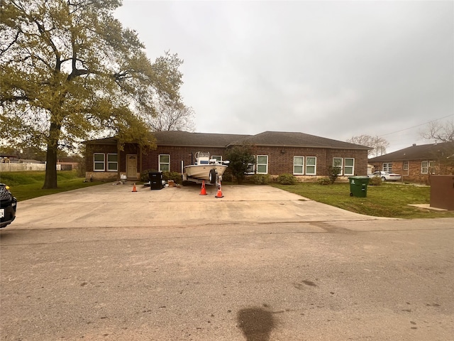 view of front of house with a front yard