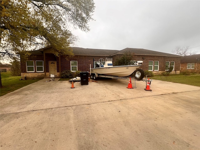 single story home featuring a front yard