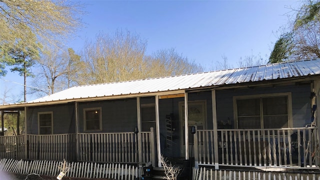 view of front of property featuring a sunroom