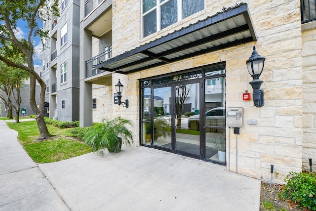 property entrance featuring a balcony