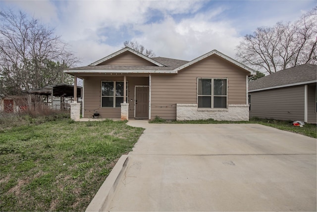 view of front of house featuring a carport and a front yard