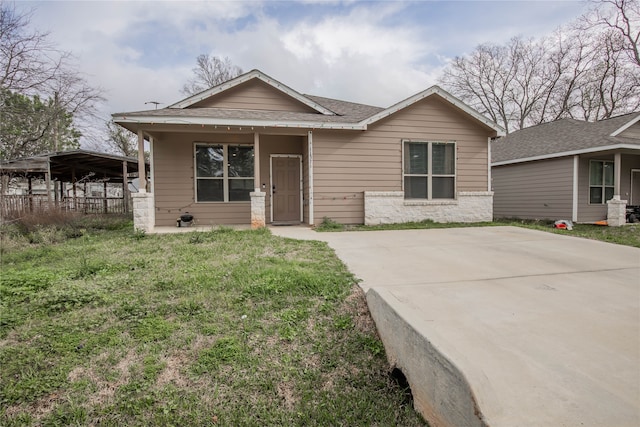 view of front of home with a front lawn and a carport