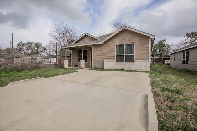 view of front of house featuring a front yard