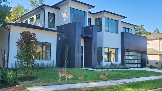 view of front of home featuring a front lawn and a garage