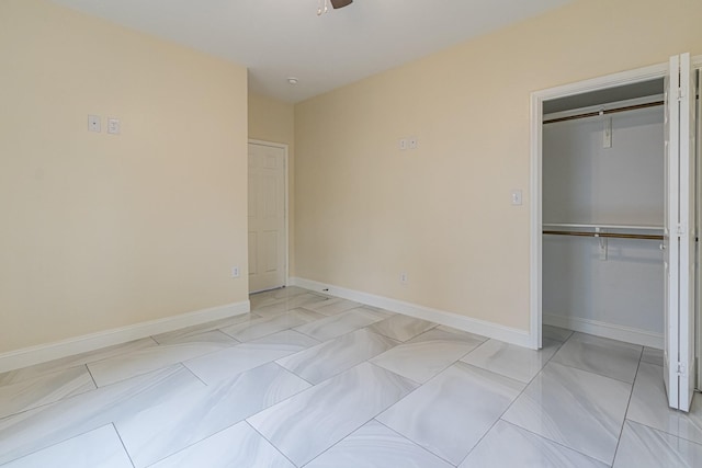 unfurnished bedroom featuring ceiling fan and a closet