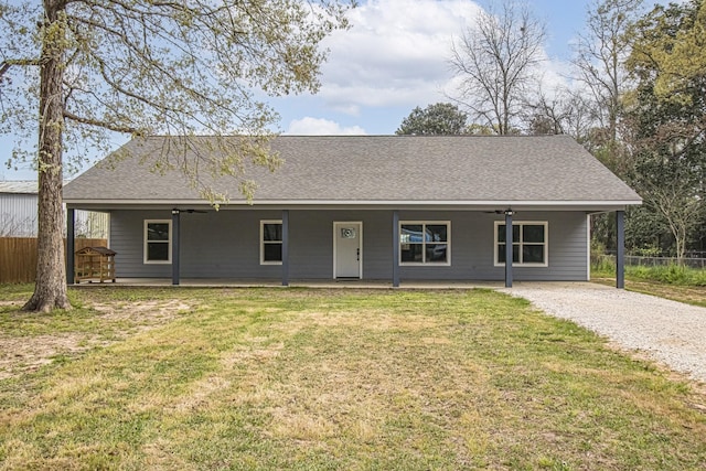 ranch-style house with ceiling fan, covered porch, and a front yard