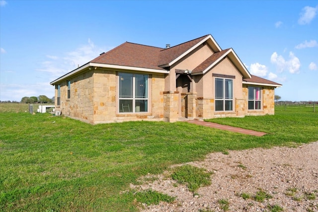 view of front of property featuring a front yard