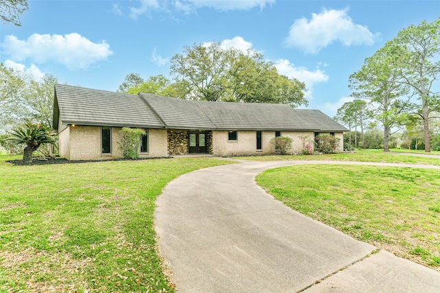 single story home with a front yard