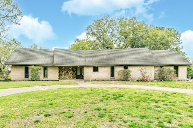 ranch-style home featuring a front yard