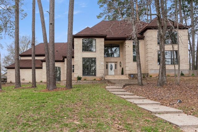 view of front of property with a front yard