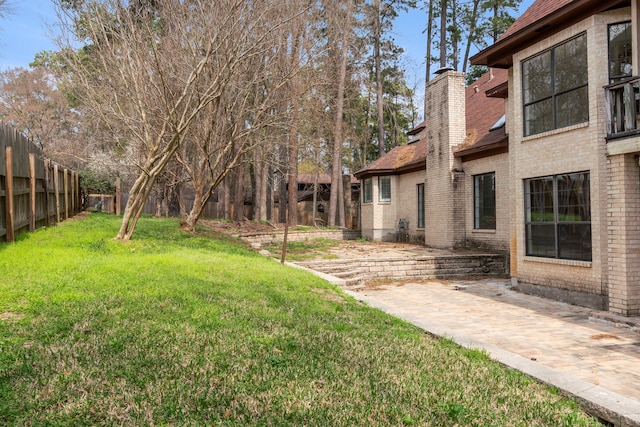 view of yard featuring a patio area