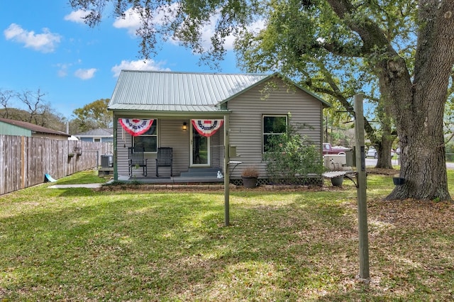 view of front of home featuring a front yard