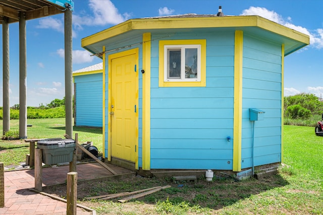 view of outdoor structure featuring a yard