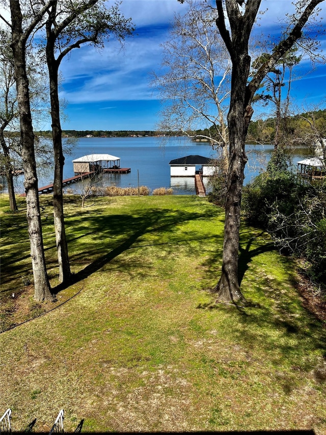 view of yard featuring a water view