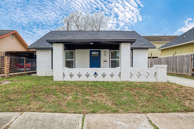 view of front of property featuring a front lawn