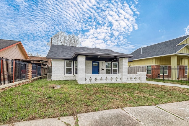 view of front facade with a front yard