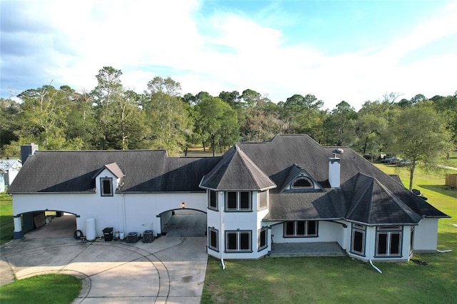 view of front of home featuring a front lawn and a patio area