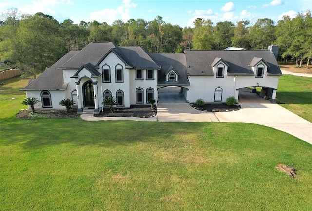 view of front of property featuring a front yard