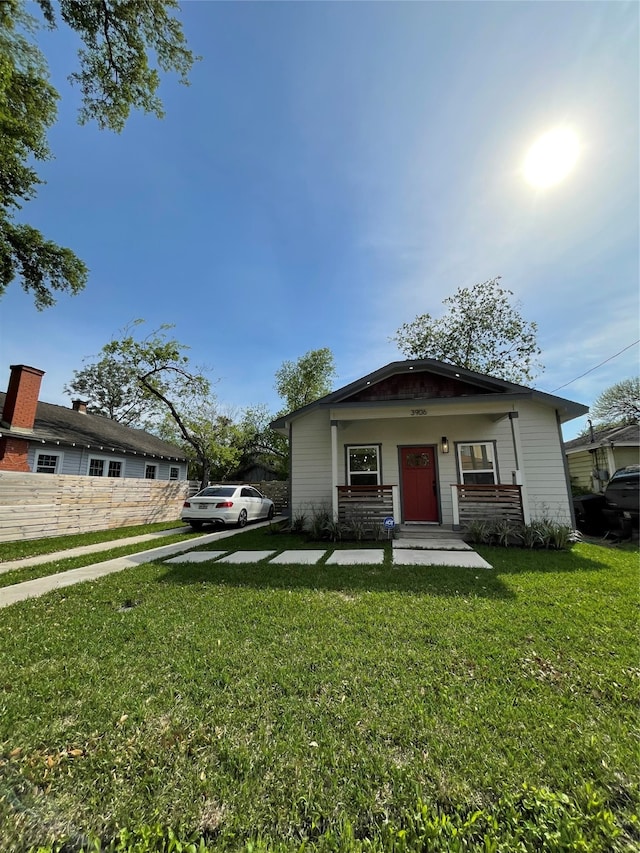 view of front facade with a front lawn