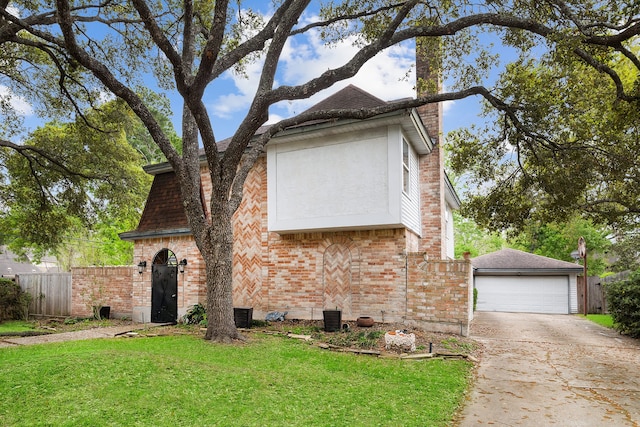 view of front facade featuring a garage and a front yard