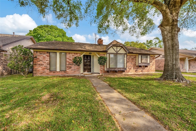 view of front of property featuring a front yard