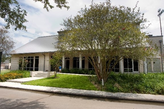 view of front of home featuring a front lawn