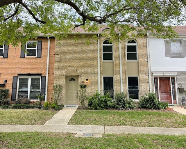 multi unit property featuring a front yard