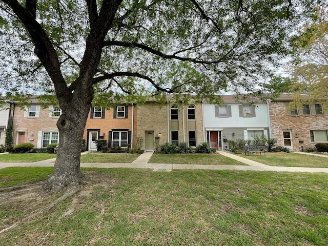 multi unit property featuring a front lawn