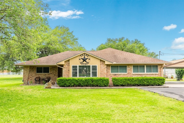 single story home with a front yard