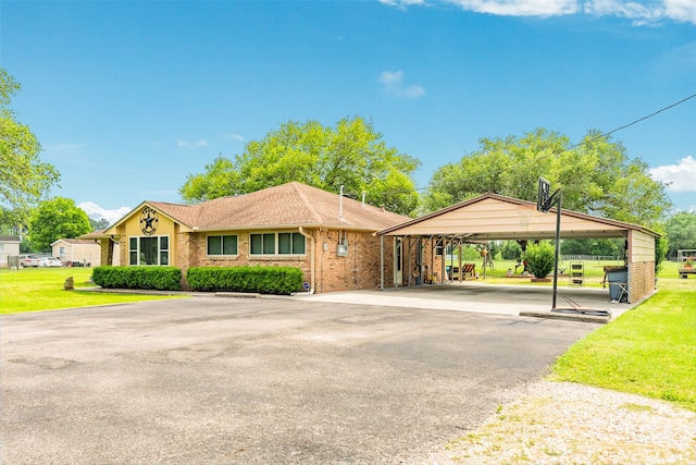 view of front facade featuring a carport and a front yard