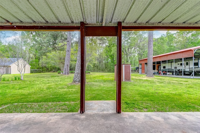 view of yard featuring an outdoor structure