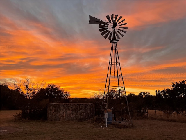 view of yard at dusk