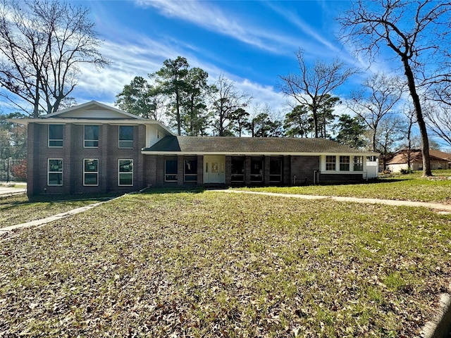 view of front of house featuring a front yard