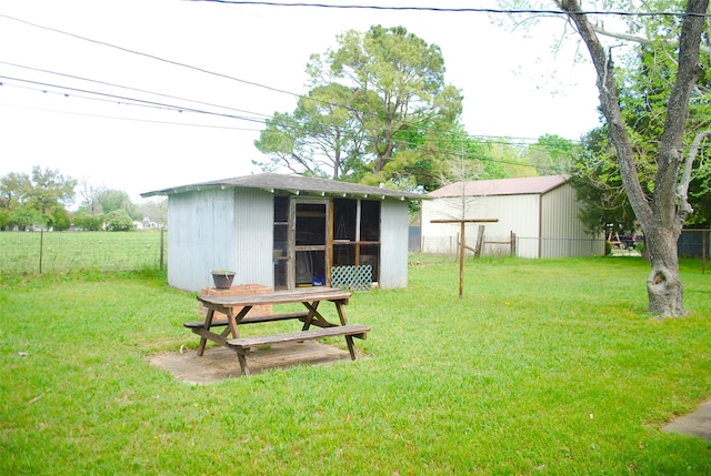 view of yard featuring an outdoor structure