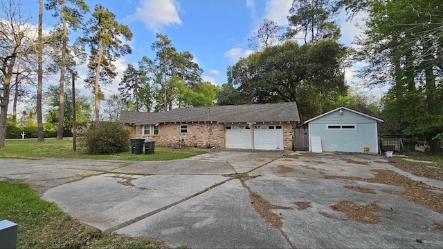 single story home with a front yard