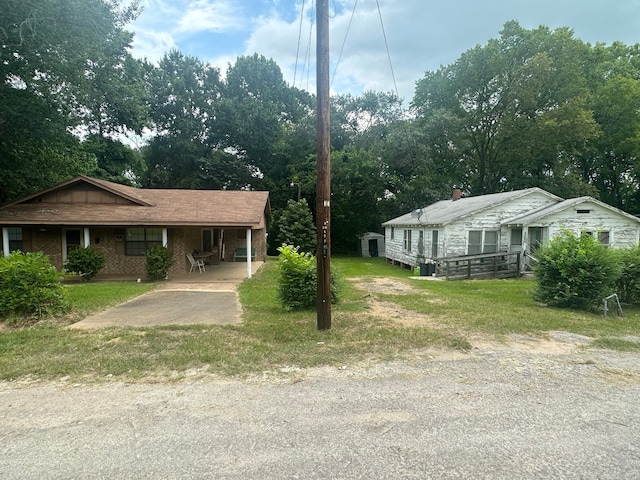 view of front facade with a front yard