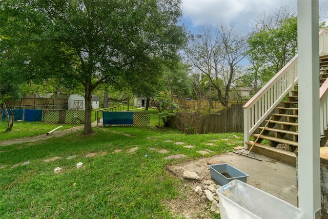 view of yard featuring a storage unit