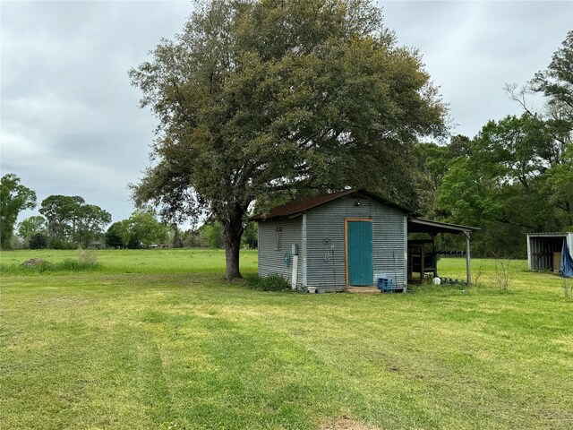 view of yard featuring an outdoor structure