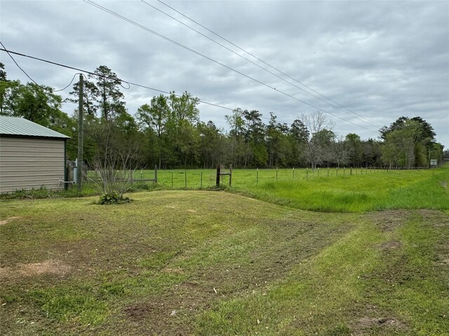 view of yard featuring a rural view