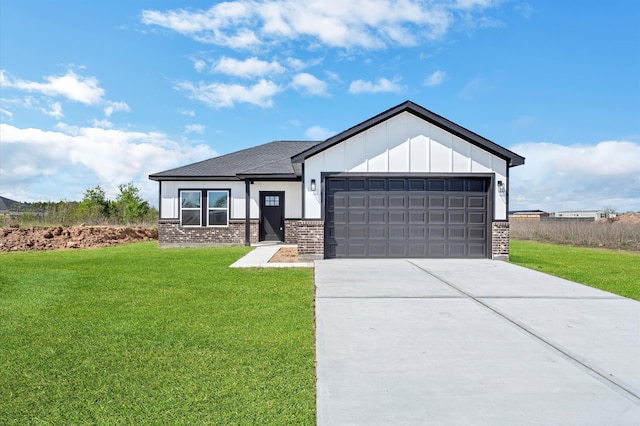 view of front of home featuring a front yard and a garage