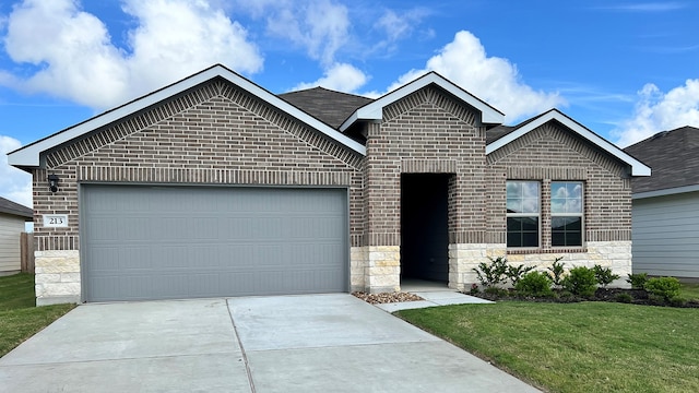 view of front of home featuring a garage and a front yard