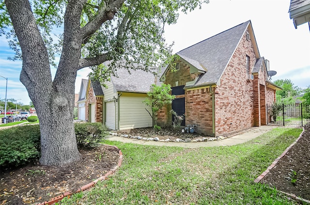 view of front of house featuring a front lawn