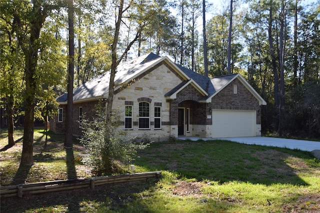 view of front of home featuring a front yard