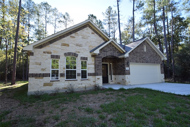 view of front facade featuring a front lawn and a garage