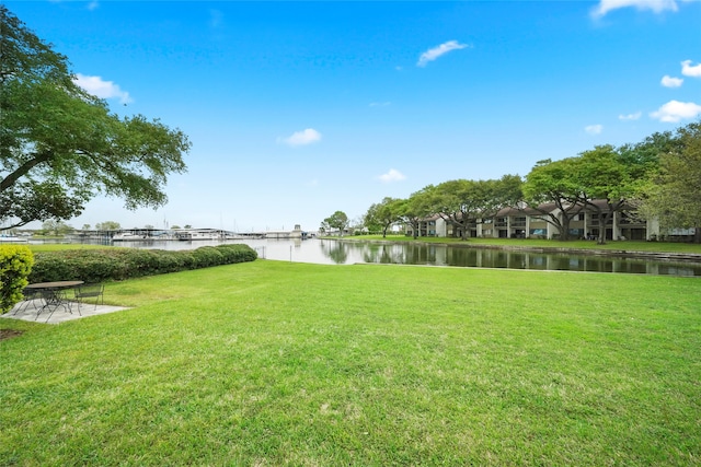 view of yard featuring a water view