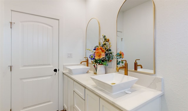 bathroom featuring dual bowl vanity