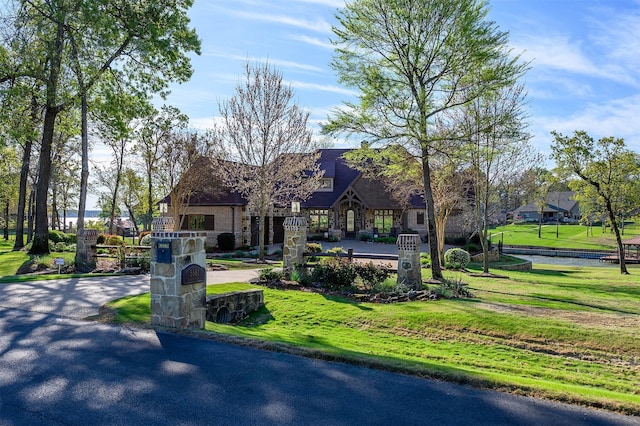 view of front of property featuring a front lawn