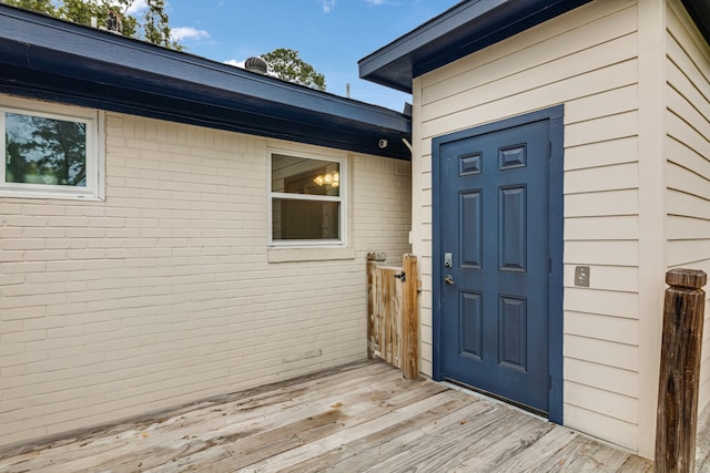 property entrance featuring a deck