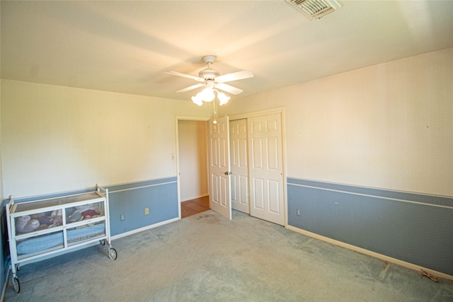 carpeted empty room featuring ceiling fan